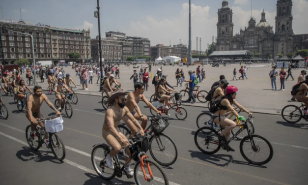 Cientos de ciclistas rodaron desnudos para exigir seguridad y respeto a sus derechos, y como visibilizar al peatón y al ciclista