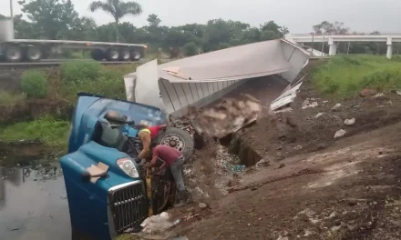 APARATOSO ACCIDENTE DE TRAILER EN LA CARRETERA COATZACOALCOS-VILLAHERMOSA