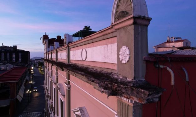 SE DESPRENDE CORNISA DEL PALACIO MUNICIPAL DE CORDOBA