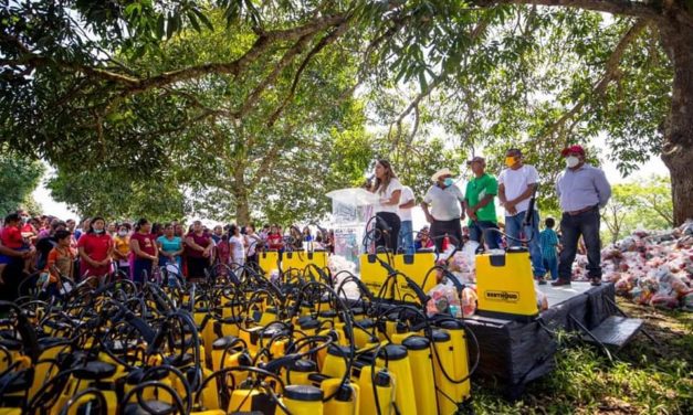 EL GOBIERNO MUNICIPAL DE ACAYUCAN ENTREGA BOMBAS ASPERSORAS A MUJERES DE COMUNIDADES RURALES