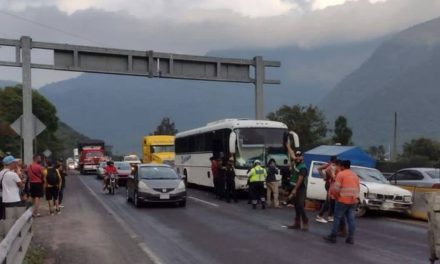 CHOCA AUTOBUS DONDE VIAJABAN MIGRANTES