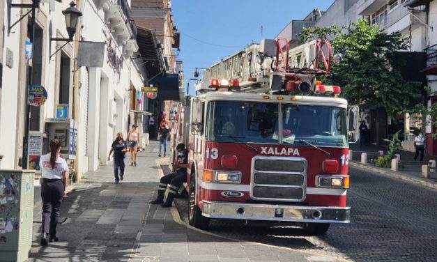 BOMBEROS DE ALAPA PIDEN AYUDA A TRAVES DEL MARTON DEL KILOMENTROS DE MONEDAS DE 10 PESOS