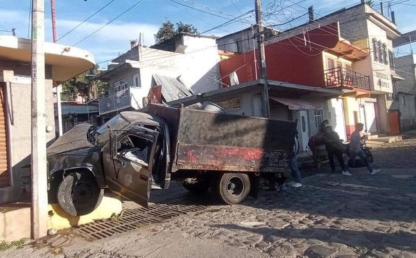 CAMIONETA SE QUEDA SIN FRENOS Y CHOCA CONTRA LOCAL.