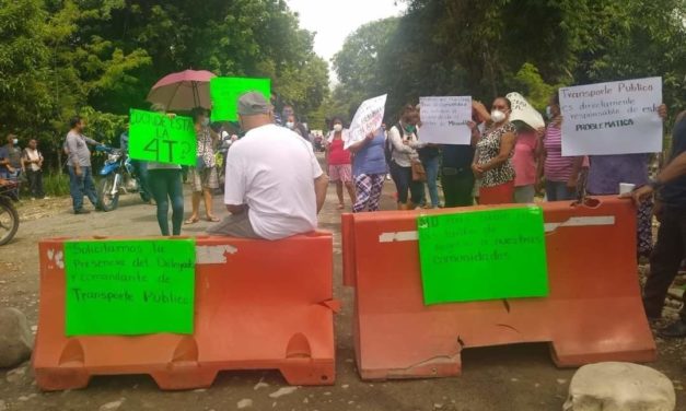 TAXISTAS BLOQUEAN LA CARRETERA MISANTLA-MARTINEZ DE LA TORRE