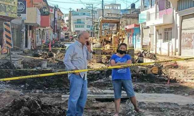 SORPRENDE RICARDO AHUED A EMPRESA DE OBRA SIN TRABAJAR EN CALLE SAYAGO