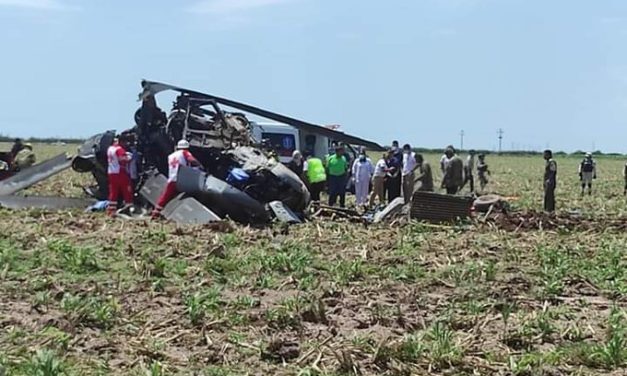 Un helicóptero de la Secretaría de Marina-Armada de México se desplomó este viernes en Los Mochis, Sinaloa.