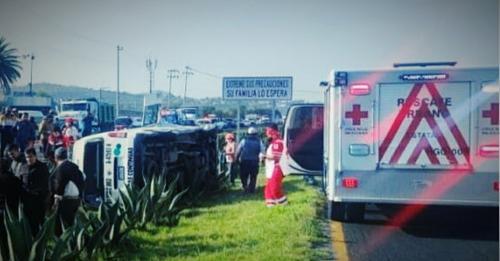 VUELCA CAMIONETA CON 15 PASEJEROS EN LA CARRETERA PACHUCA-SAHAGUN (VIDEO)