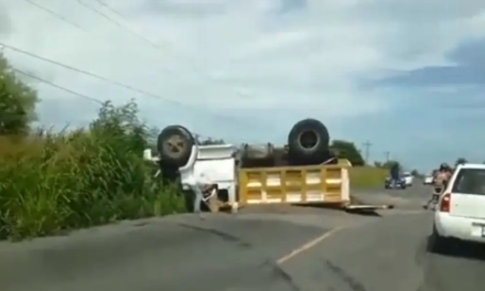 Vuelca camión de carga en carretera Veracruz-Xalapa