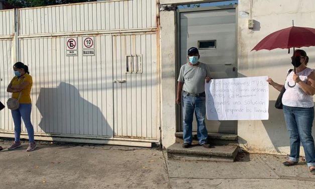 VECINOS TOMAN OFICINAS Y CAJERO DEL CFE EN TUXTEPEC