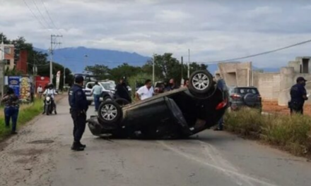 Aparatosa volcadura en San Raymundo Jalpan, Oaxaca