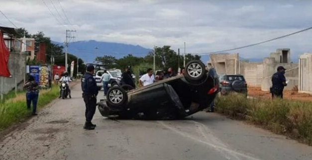 Aparatosa volcadura en San Raymundo Jalpan, Oaxaca