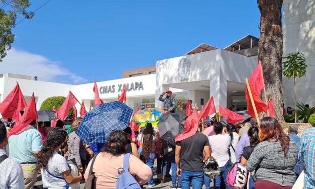 MANIFESTACION FRENTE A CMAS EN XALAPA…EXIGEN VECINOS MAS OBRAS