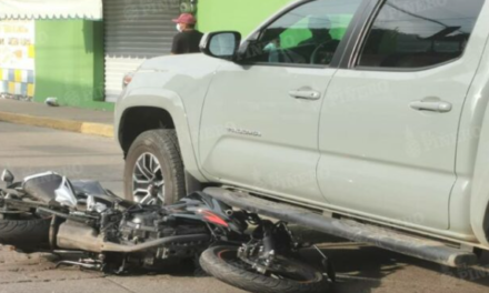 Camioneta impacta a motociclista en el centro de Tuxtepec; hay un lesionado