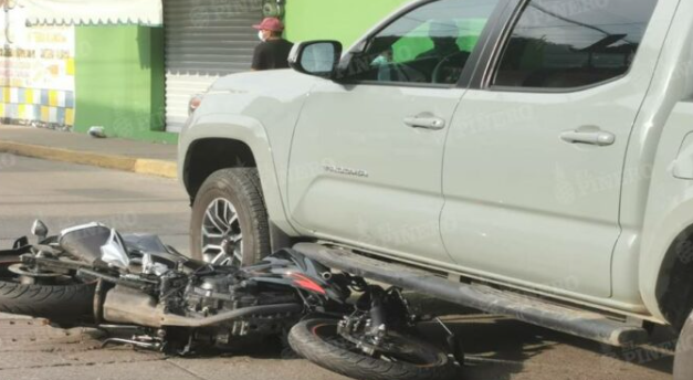 Camioneta impacta a motociclista en el centro de Tuxtepec; hay un lesionado