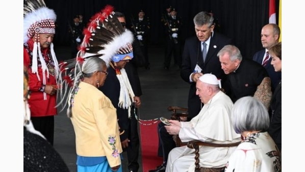 PAPA FRANCISCO RECIBE EN CANADA A INDIGENAS