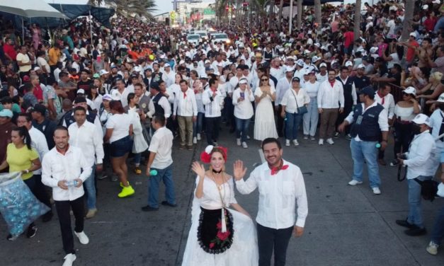 *La alcaldesa Paty Lobeira de Yunes, en traje de jarocha, encabeza el 3er desfile del Carnaval 2022*