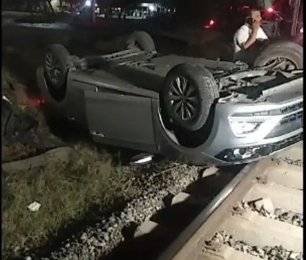 Se pasa el alto y vuelca sobre las vías del tren, esta madrugada