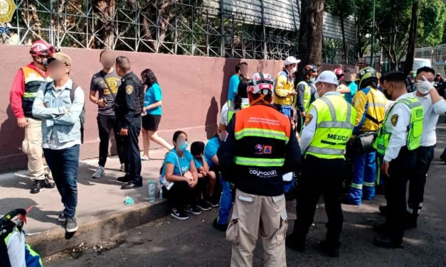 TURISTAS SE INTOXICAN EN CAMIÓN…¡RELUCIENTE DE LIMPIO!