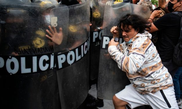 Educadores en Panamá protestan por alza en los combustibles