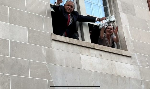 Desde su ventana, AMLO saluda a paisanos en Washington