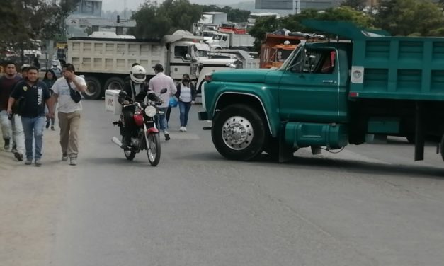 Transportistas bloquean por 5 horas carretera libre Naucalpan-Toluca