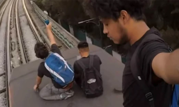 Jóvenes se graban “surfeando” sobre tren de la Línea 9 del Metro