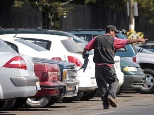 Muere valet parking al caer auto de estacionamiento en CDMX