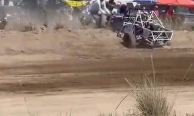 ESPECTADOR PIERDE LA VIDA EN CARRERA DE CARCACHAS (VIDEO)