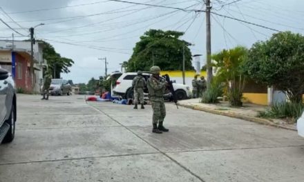 Migrantes son detenidos por elementos de la Sedena en la carretera Costera del Golfo