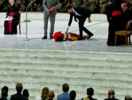 Guardia suizo se desmaya en plena audiencia del papa Francisco