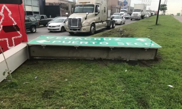 Tráiler se accidenta y tira señalamiento vial en avenida de Veracruz