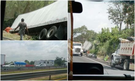 Tractocamión se accidenta y termina fuera de la carretera, en Agua Dulce, Veracruz