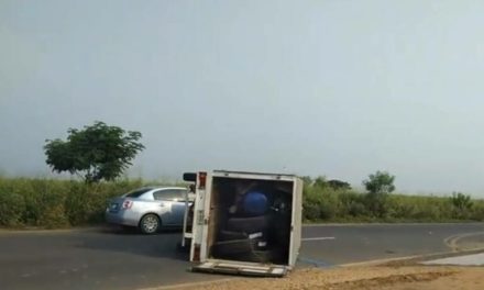 Vuelca camioneta de empresa llantera en carretera Coatzacoalcos – Minatitlán