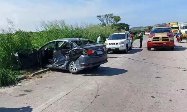 Fuerte choque entre camioneta y auto resulta con conductor lesionado en carretera Veracruz – Cardel