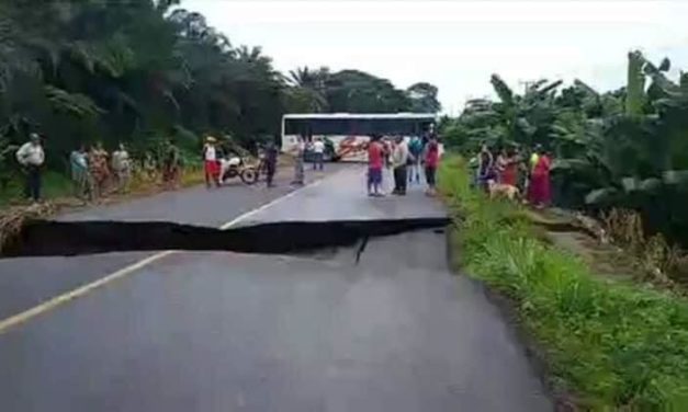 CIERRAN TRAFICO VEHICULAR POR SOCAVON EN LA CARRETERA FEDERAL ACAYUCAN-CATEMACO