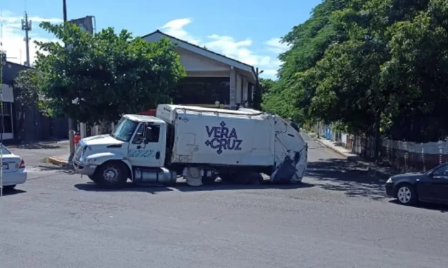 CAE EN SOCAVON CAMION DE LA BASURA