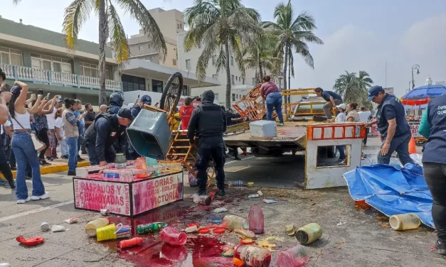 Zafarrancho en malecón, ambulantes intentan instalarse; autoridades lo impiden