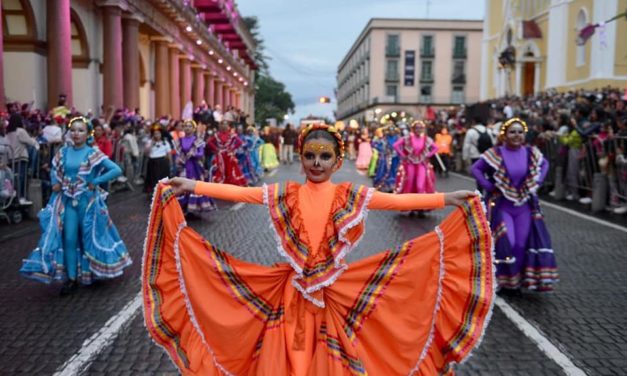 Con magno desfile, celebra Veracruz a sus muertos (FOTOS)