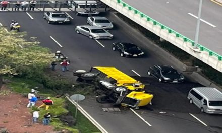 CAMIÓN QUE TRANSPORTABA TIERRA CAE FRENTE A PERISUR EN CDMX