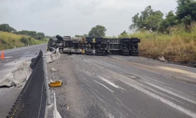 VOLCADURA DE TRACTOCAMION EN LA CARRETERA XALAPA-VERACRUZ