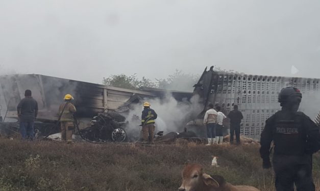 CHOQUE ENTRE TRAILERS DEJA UN MUERTO Y UN LESIONADO GRAVE (FOTOS)