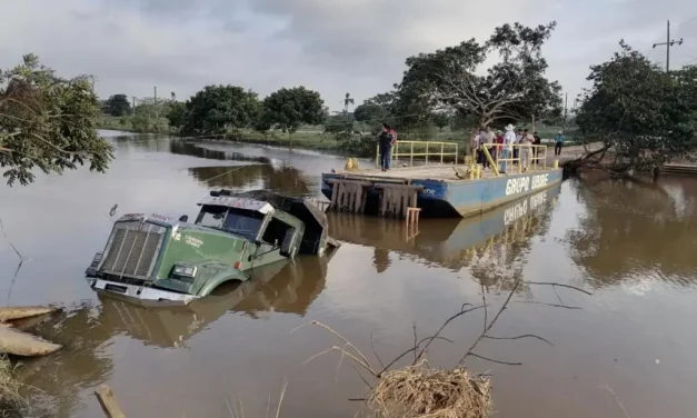 CAE VOLTEO AL RIO