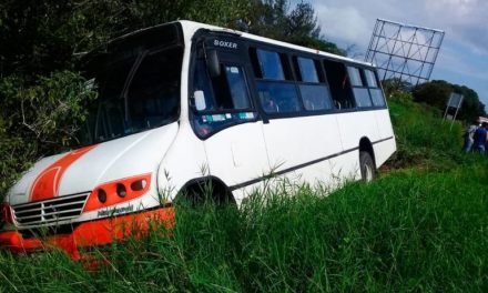 Camión de pasajeros se salió del camino en El Lencero