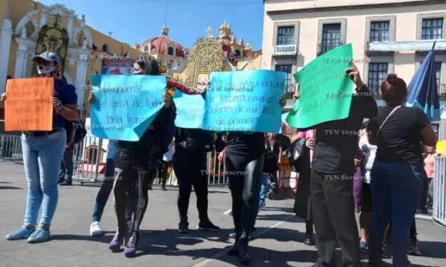 Maestros estatales se manifestaron para solicitar que se les pague el incremento salarial