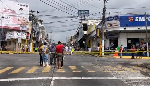 COMERCIANTES PROTESTAN Y CIERRAN CALLES POR NUEVO IMPUESTO MUNICIPAL DE XALAPA