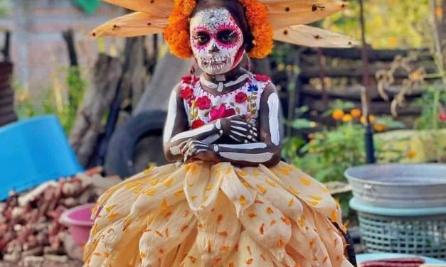 NIÑA GANA CONCURSO DE CATRINA CON DISFRAZ HECHO DE HOJAS DE MAÍZ