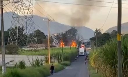 INCENDIO EN FABRICA DE TARIMAS EN IXTACZOQUITLAN