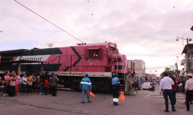 EN PIEDRAS NEGRAS, TREN PARTE EL DESFILE DEL 20 DE NOVIEMBRE (FOTOS)