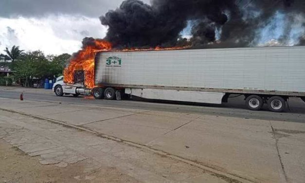 CIERRE EN LA CARRETERA FEDERAL 145 , A LA ALTURA DE JUAN RODRÍGUEZ CLARA ,POR INCENDIO DE TRAILER*».