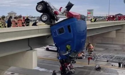 TRÁILER QUEDA COLGADO EN PUENTE